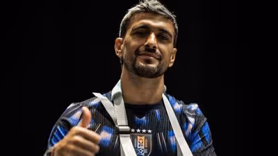 Uruguai posta foto de Arrascaeta com braço imobilizado e manda recado ao meia do Flamengo após fratura