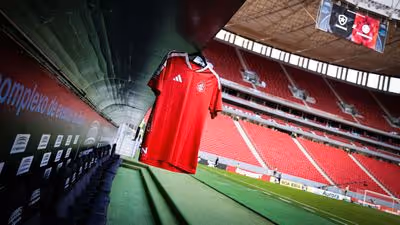 Inter não paga acordo e é levado à Justiça por dívida de R$ 1,5 milhão com meia que fez quase 200 jogos pelo clube