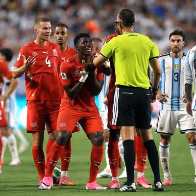 Embolo sofre expulsão mais bizarra da Copa em melhor momento da Suíça contra a Argentina