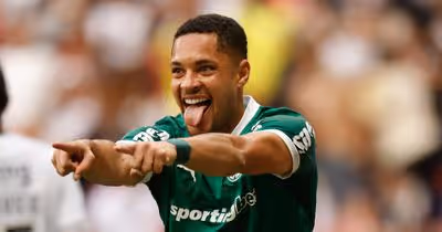 Chelsea ‘trabalha seriamente’ para contratar o centroavante Vitor Roque, diz emissora