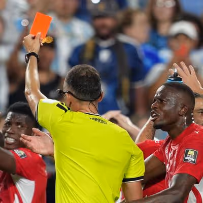 Caravina analisa expulsão de Embolo na eliminação da Suíça na Copa: ‘Simular é uma infração’