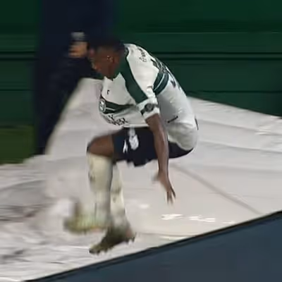 Jacy cai em túnel ao pular placa para comemorar gol do Coritiba, mas VAR anula lance; assista