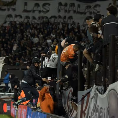 Platense é punido após invasão e briga em jogo contra o Fluminense; Conmebol não se pronunciou