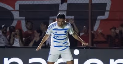 Cruzeiro vence Pouso Alegre com gol de ex-Palmeiras e larga na frente nas semifinais do Mineiro
