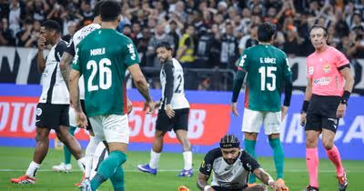 Voadora desnecessária e pênalti discutível: Palmeiras ganha dérbi ‘maluco’ que parecia perdido