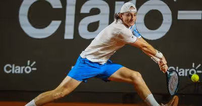 Quem é o peruano que suportou pressão do público brasileiro e eliminou João Fonseca do Rio Open