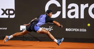 Guto Miguel estreia no Rio Open aos 16 anos e anima torcida, mas é eliminado por lituano