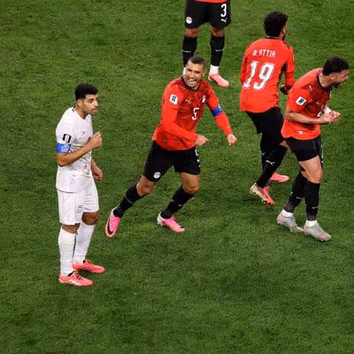 Egito leva sufoco do Irã no fim, mas segura empate e vai além da fase de grupos na Copa pela 1a vez