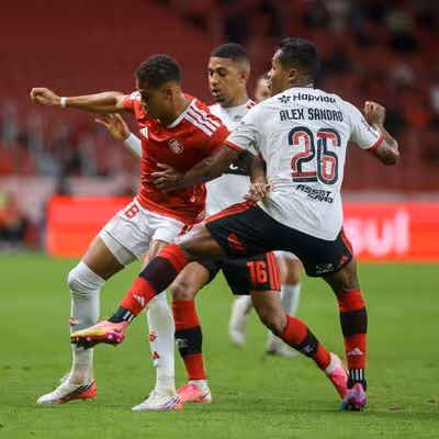 Flamengo joga mal, mas evita derrota para o Internacional ao buscar empate no fim