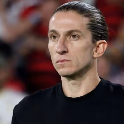 Filipe Luís é o candidato favorito para assumir o Bayer Leverkusen, diz TV