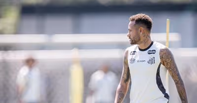 Neymar retorna aos treinos com o elenco do Santos e pode ser titular contra o Mirassol