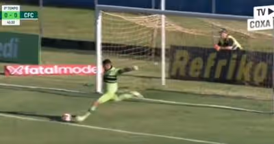 Goleiro faz gol de tiro de meta e garante vitória do Coritiba no Paranaense; assista