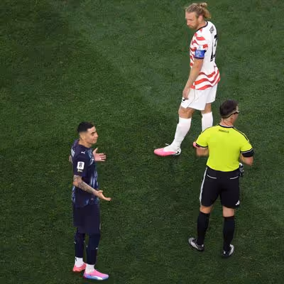 Entenda novo protocolo que fez árbitro mudar cartão amarelo em EUA x Paraguai na Copa do Mundo