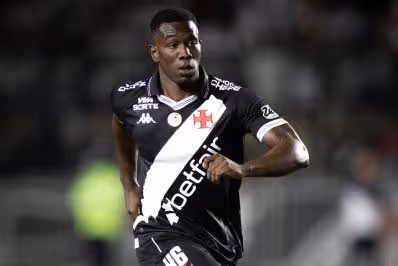 Reforço para a zaga do Vasco, Carlos Cuesta mostra poder de decisão no ataque