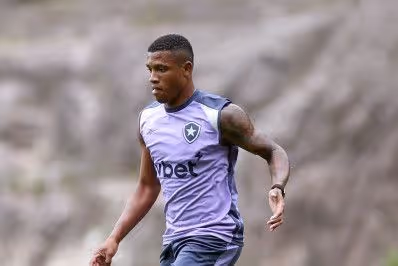 Danilo celebra recuperação no Botafogo e vê Davide Ancelotti mais ofensivo que Artur Jorge