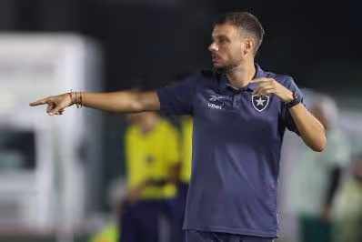 Após vaga na final, Anselmi valoriza 'atitude' e 'valentia' dos jovens do Botafogo