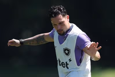 Botafogo negocia empréstimo de Artur ao São Paulo