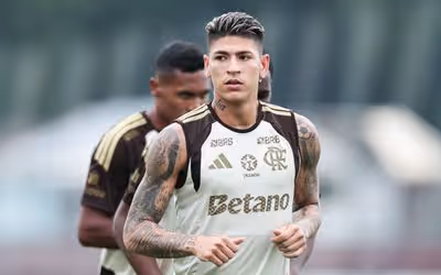 Carrascal volta aos treinos no Flamengo e fica à disposição no Brasileirão