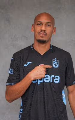 Fabinho frustra clubes brasileiros e reeditará parceria com Salah