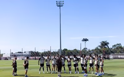 Presidente do Flamengo cobra jogadores no Ninho do Urubu após derrota