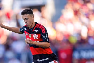 Flamengo ganha opção na lateral com destaque da base