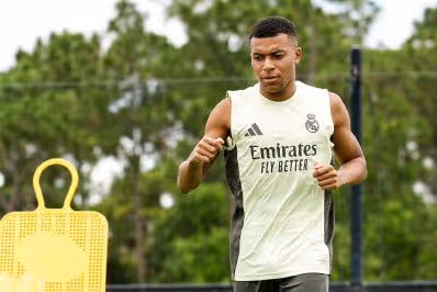Mbappé sofre entorse no joelho e vira desfalque no Real Madrid