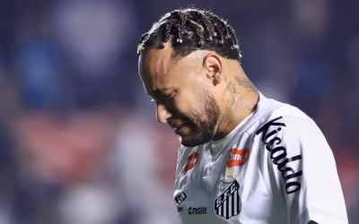Neymar pode passar por cirurgia no joelho e faz corrida contra o tempo