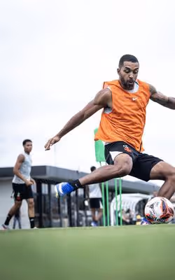 Paulo Henrique treina no campo e pode voltar a ser relacionado no Vasco