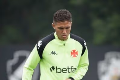 Vasco divulga que lateral-direito irá passar por cirurgia depois de trauma no pé