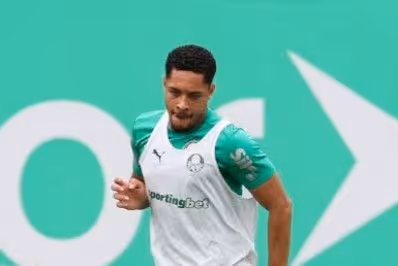 Chelsea 'trabalha seriamente' para contratar Vítor Roque, afirma TV inglesa