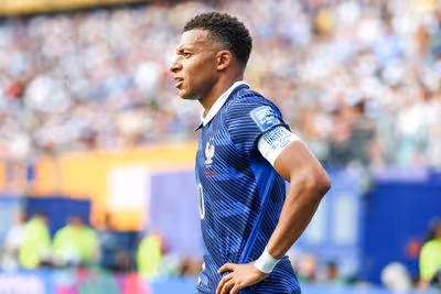Mbappé distribui fones de presente aos jogadores da França