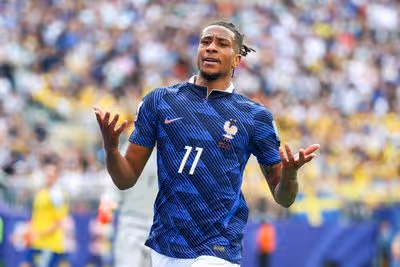 Dirigente do Bayern diz que temeu que Olise pedisse para jogar no Real