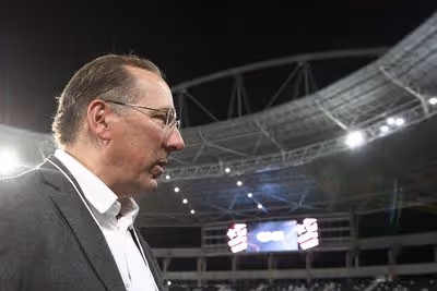 Textor inicia buscas por novo técnico para o Botafogo e avalia opções