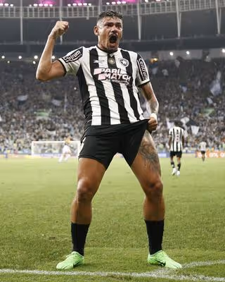 Tiquinho Soares negocia retorno ao Botafogo e aceita reduzir salário