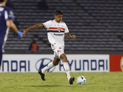 Recuperado de problema no pulmão, Luiz Gustavo pode voltar a jogar pelo São Paulo