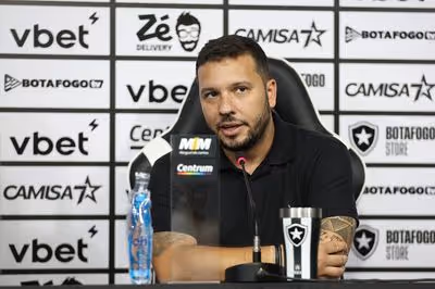 Diretor atualiza busca do Botafogo por treinador após saída de Anselmi