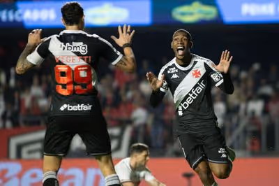 Vasco faz três gols no mesmo jogo pela terceira vez com Diniz e mostra evolução ofensiva