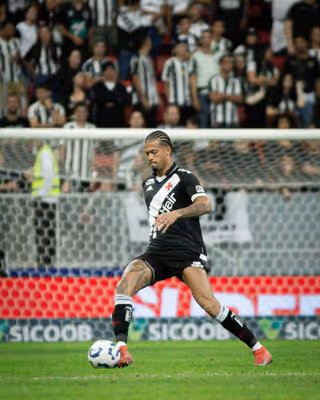 Criticado, João Victor pede confiança à torcida do Vasco: 'Não posso fazer nada'