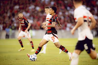 Flamengo negocia troca de jogadores com o São Paulo