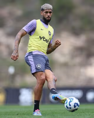 Com assédio árabe, Botafogo tenta avançar em negociações para renovar com Alexander Barboza