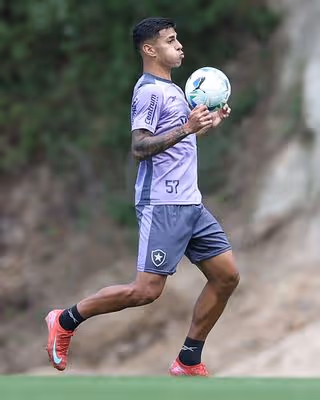 Clube italiano sobe oferta e faz nova investida por zagueiro do Botafogo