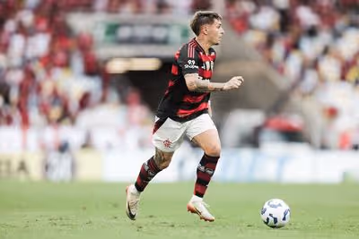 Varela começará 2026 em alta após brilhar em temporada vitoriosa do Flamengo