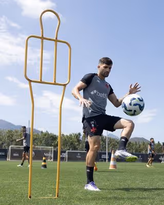 Sem espaço com Fernando Diniz, argentino deve ser negociado pelo Vasco em 2026