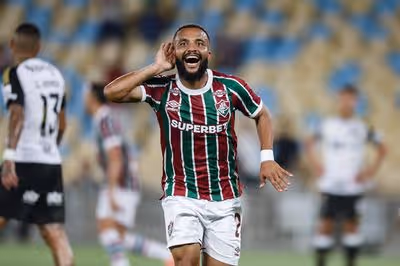 Samuel Xavier celebra temporada com mais gols pelo Fluminense: 'Feliz de estar ajudando'
