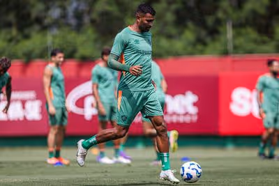 Thiago Santos perde espaço com Zulbedía e situação para 2026 vira incógnita no Fluminense