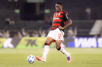 Evertton Araújo não se intimida com concorrência e elogia Jorginho: 'Conhece os atalhos'