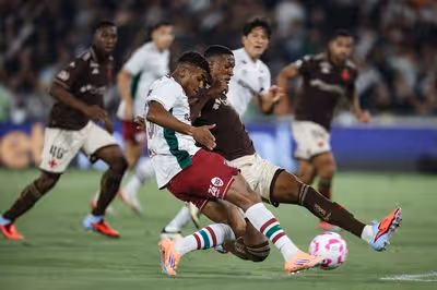 Nova dupla de zaga do Vasco vira peça-chave em melhor fase da temporada