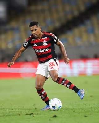 Alex Sandro conta que saiu por opção técnica e elogia Ayrton Lucas: 'Entrou muito bem'