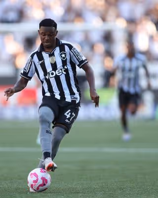 Jeffinho encerra mês com quatro participações diretas em gols pelo Botafogo