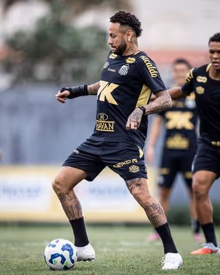 Santos tenta convencer Neymar a renovar contrato antes de 2026